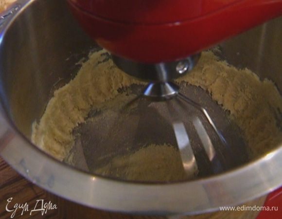 Взбить 150 г предварительно размягченного сливочного масла вместе с сахаром в комбайне насадкой для теста. 