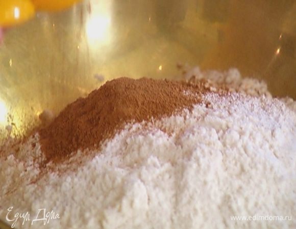 Муку перемешать с разрыхлителем, корицей и солью.