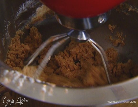 В масло с сахаром ввести яйцо, немного муки с разрыхлителем и перемешать. Добавить второе яйцо и остальную муку, вымешивать тесто еще пару минут.