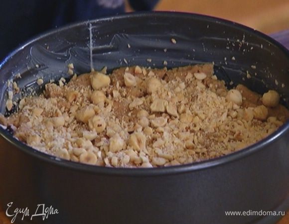 Из второй половины теста сформировать лепешку, накрыть сверху пирог и посыпать оставшимися орехами.