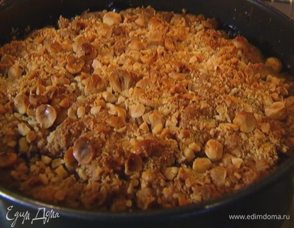 Отправить пирог в разогретую духовку на 35–40 минут.