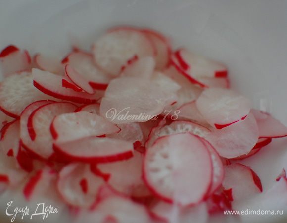 Йогурт и кефир взбила миксером,посолила и поперчила.
Редис почистила,вымыла,нарезала кружочками.
