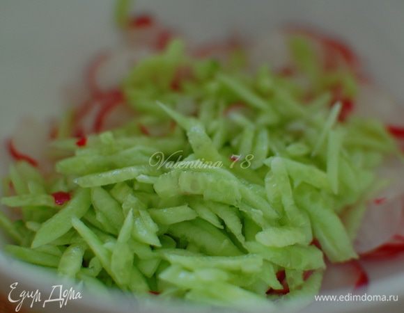 Огурец очистила от кожуры,натерла на крупной терке.