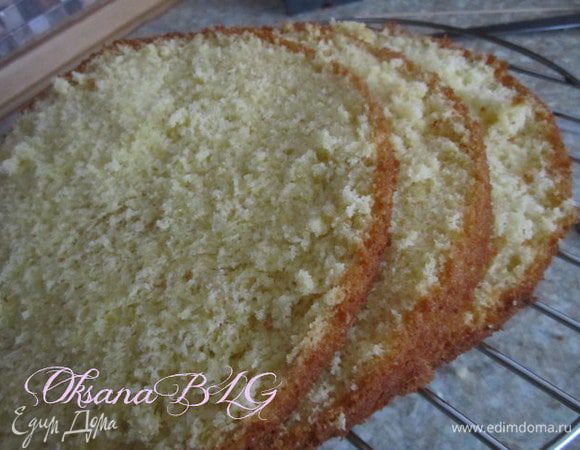 Приготовить бисквит по рецепту http://www.edimdoma.ru/retsepty/38569-biskvit-na-kipyatke-belyy в двух формах 20 см, в одну вылить 1/4-1/5 часть теста, в другую все остальное.