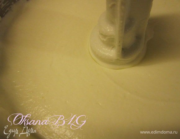 Для суфле, творог, сметану, сахар взбить в блендере. желатин залить горячей водой (100 гр), перемешать чтобы разошлись все крупинки, ввести в сметанно-творожную массу.