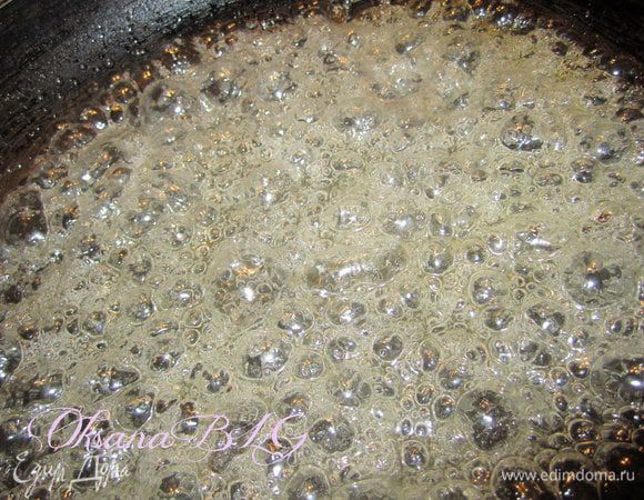 На сковороде разогреть сахар(2 ст.л.) с водой(1 ст.л.), сварить карамель.