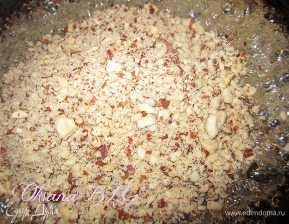 Добавить измельченные орехи.