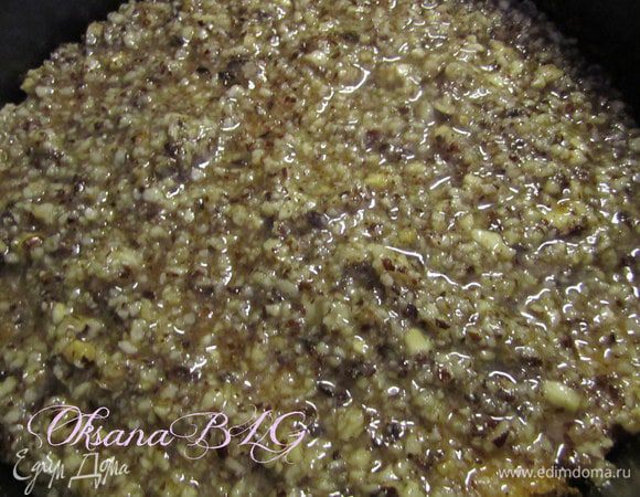 Добавить оставшийся сахар и воду, варить примерно 5 минут, масса должна закипеть и стать густой, но не тягучей.