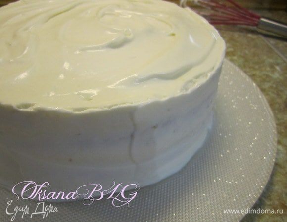 Охлажденный торт достать из формы, не переворачивая. Бока смазать взбитой сметаной.