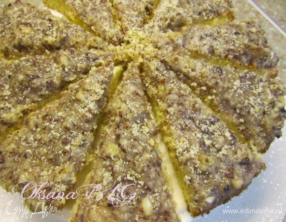 Выложить на верх кусочки бисквита с ореховой карамелью.