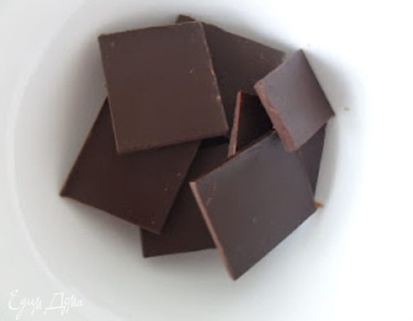 Шоколад у меня был 70%, на нем не экономлю,ибо качественный шоколад - залог успеха. Шоколад растопить на водяной бане до жидкого состояния .
