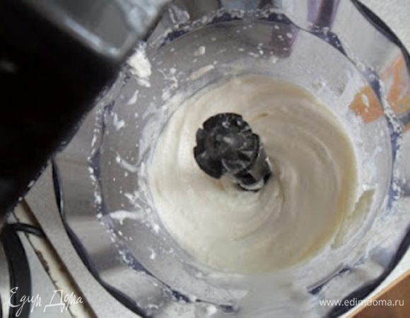 Вы можете смешивать все миксером или даже ложкой, но я взяла блендер. Творог смешиваем со сливочным маслом,добавляем сахарную пудру,ваниль и вливаем сливки. Смешиваем до кремообразного состояния. Смесь не должна быть жидкой! 