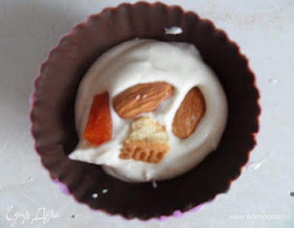 Из морозильной камеры достаем формочки, наполовину наполняем творожной смесью, кладем начинку и заполняем формы до краев оставшейся смесью. 