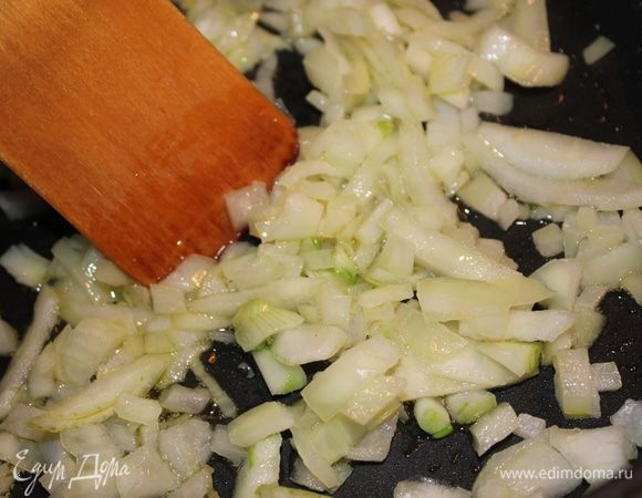 Лук почистить, помыть, мелко порезать. Обжарить на оливковом масле пару минут.