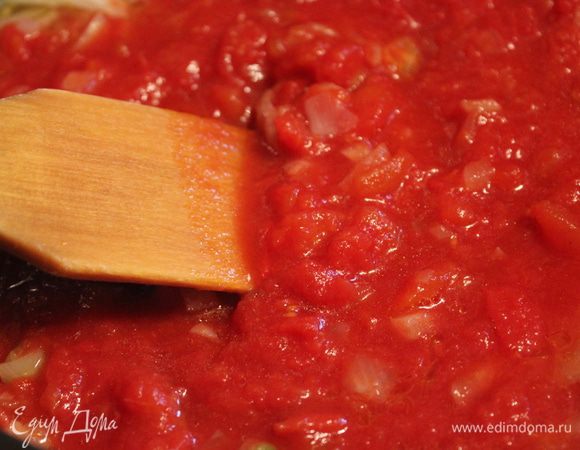 Добавить к луку мякоть свежих томатов без кожицы.