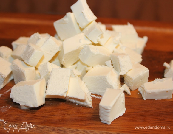 Сыр фета поломать на кусочки (кубики 1*1 см).