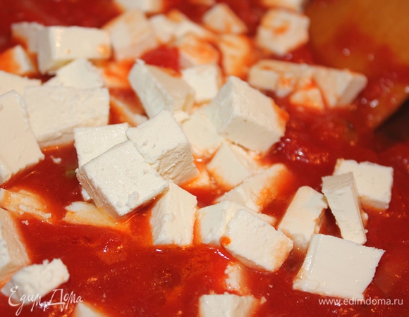 Добавить сыр к томатам и луку.