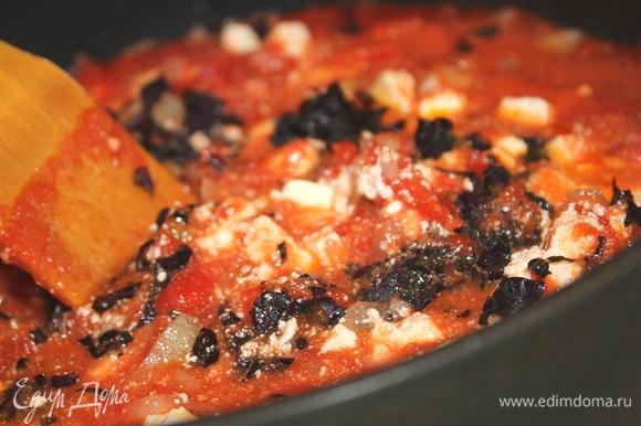 Свежий базилик помыть, высушить и мелко порезать, добавить к томатному соусу. Посолить по вкусу. Перемешать, оставить на огне на 3–5 минут. Соус готов.