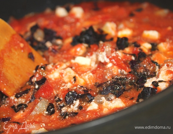 Свежий базилик помыть, высушить и мелко порезать, добавить к томатному соусу. Посолить по вкусу. Перемешать, оставить на огне на 3–5 минут. Соус готов.