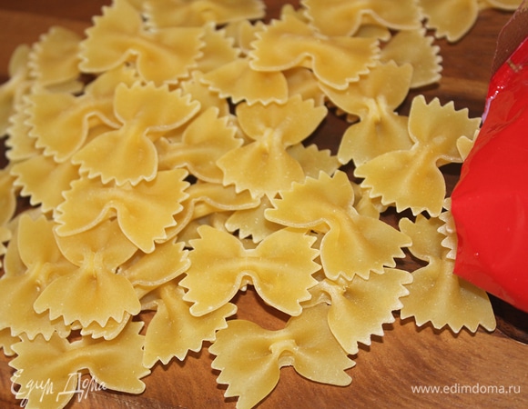 Отварить пасту в большой кастрюле с толстым дном. Варить столько времени, сколько указано на упаковке, или на 2 минуты меньше, до состояния аль денте — мягкие, но упругие на вкус. Макароны смешать с томатным соусом. Можно посыпать тертым сыром, например пармезаном. Приятного аппетита!