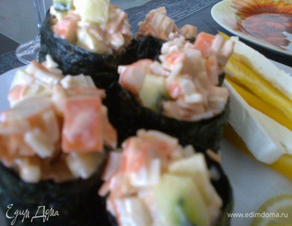 Для гунканов смешиваем палочки с мясом краба,огурец,майонез,соус чили и соевый соус.Формируем "колобки" риса,обворачиваем их полосками нори и выкладываем внутрь начинку