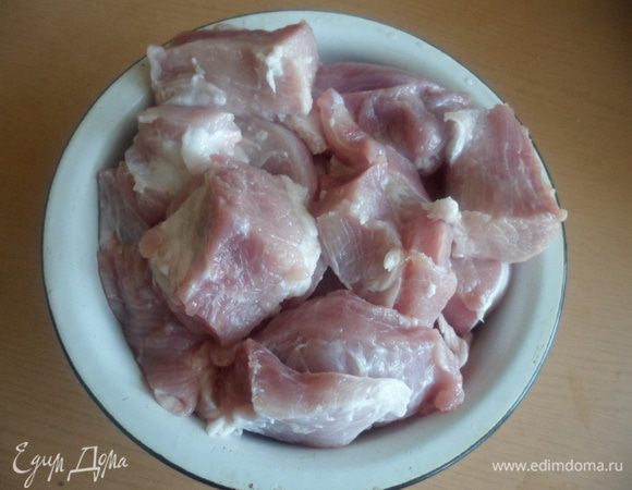 Говядину и свинину (лучше брать не жирную) режем на небольшие кусочки