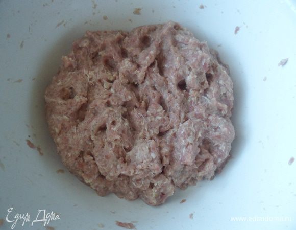 Прокрученное мясо посолить, поперчить, добавить одно сырое яйцо и вымоченный ломтик хлеба в молоке (немного его отжав) и вымесить хорошенько фарш