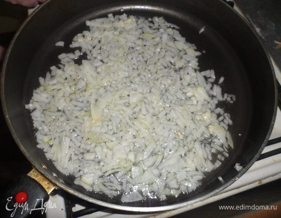 Обжарить лук, на растительном масле, до золотистой корочки