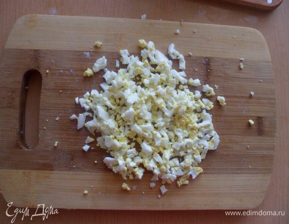Сваренные вкрутую яйца мелко порубить