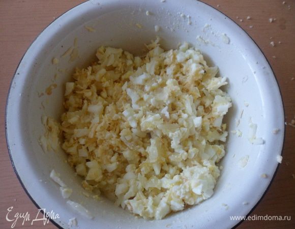 Яйца перемешать с обжаренным луком и тертым сыром