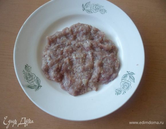 Из фарша формируем лепешку