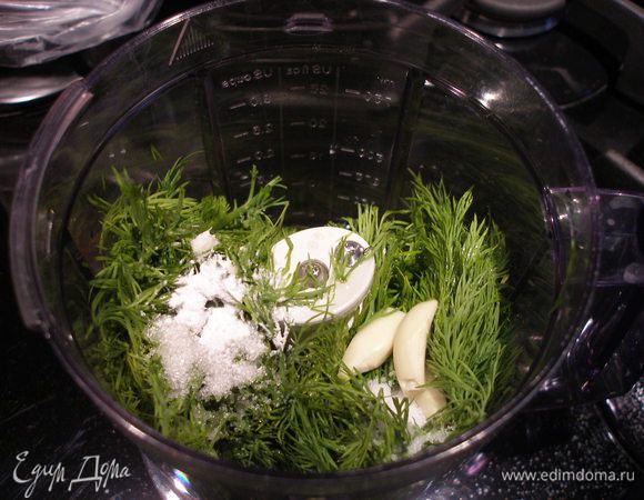 С помощью блендера сделать пюре из укропа, соли, сахара, воды, разрыхлителя и масла.