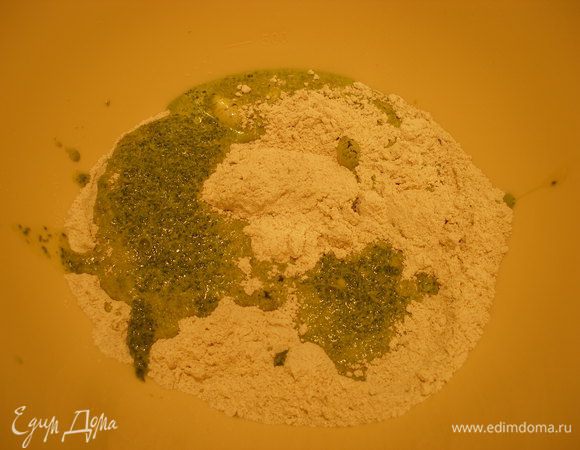 В миску всыпаем муку, добавляем пюре из укропа, хорошо вымешиваем.