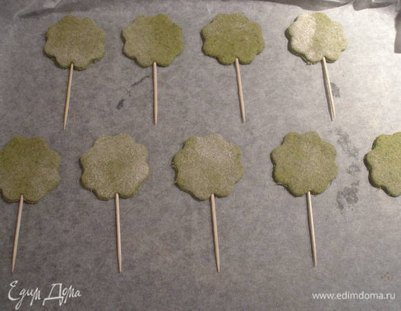 Выкладываем печенье на противень, застеленный пергаментом. Я еще вставляла в печенье зубочистки, чтобы потом его втыкать куда-нибудь. Выпекаем при 200С в течение 12-15мин.