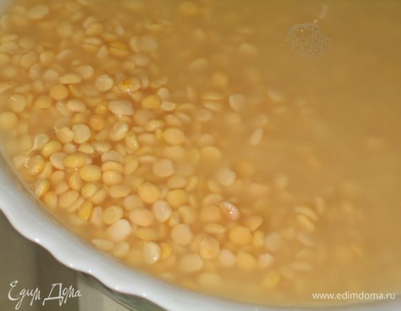 Горох замочить в холодной воде как минимум часа на 3 для разбухания (я оставила на всю ночь)