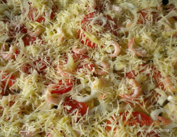 Сыр натереть на мелкой терке и посыпать запеканку.