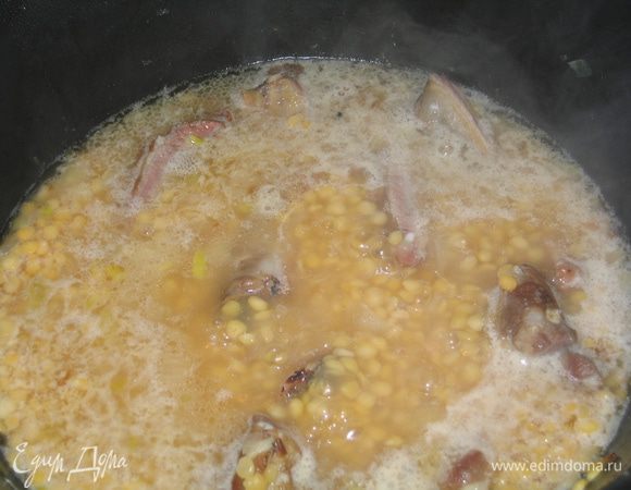 Замоченный горох промыть в холодной воде и выложить в казан...залить горячей водой из расчета 1:3, посолить по вкусу. Накрыть крышкой, убавить огонь и тушить часа 1,5. При этом необходимо регулярно помешивать, особенно под конец приготовления, т.к. горох разваривается, вода испаряется и может пригореть