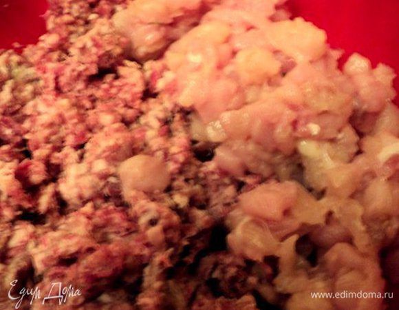 Мясо вымыть, обсушить. Свинину, говядину и сало измельчить в мясорубке, куриное филе порезать мелким кубиком.