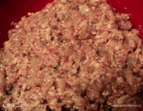 К мясу добавить измельченный чеснок, специи, соль, молоко и манку. Хорошо вымесить фарш. Накрыть пищевой пленкой и поставить в холодильник для вызревания 12 часов.