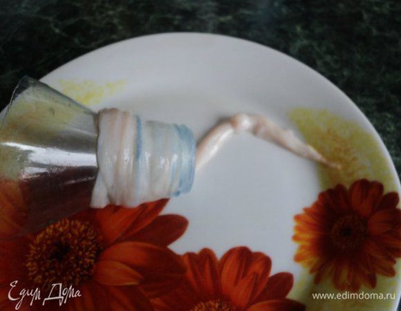 Кишки, если они не чищеные, необходимо почистить. Для чего их необходимо вывернуть и положить на 30 мин в воду, в которую добавить 1/2ст.ложки соли и 1/2ст.ложки соды. Затем хорошо почистить тупой стороной ножа на деревянной доске. Промыть и положить на 5 мин в слабый раствор марганцовки, что бы исчез розоватый цвет кишок, затем еще раз промыть и слегка посолить. Начинять колбасу можно использую специальную насадку к мясорубке или, как я,  обрезанную часть пластиковой бутылки в виде воронки.  Одеть на нее кишку, край завязать ниткой.