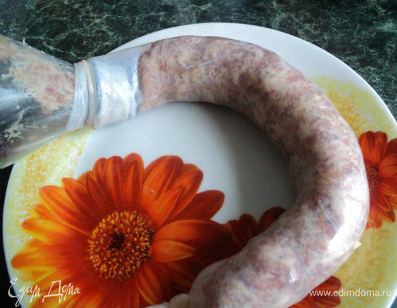 Достать фарш из холодильника, дать ему согреться до комнатной температуры (около 1 часа), еще раз перемешать. Начинить кишки не очень плотно фаршем через воронку.                                                         