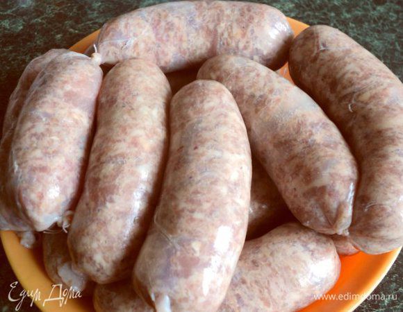 Связать небольшими колбасками или колечками. Потыкать колбасу тонкой иголкой через 5-7см, для выхода воздуха во время варки и запекания.