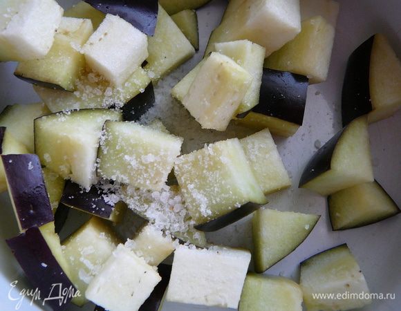 Баклажан нарезать кубиками(можно почистить,я не чистила)посолить,слегка помять руками и оставить минут на 10.