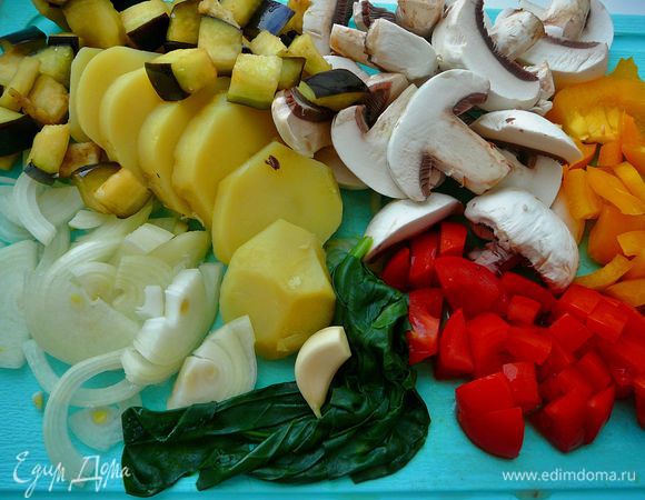 Картофель очистить и нарезать кружками.Лук почистить и нарезать полукольцами.Грибы нарезать половинками(если мелкие или мельче если грибы крупные).(Я шампиньоны не мою,мне кажется что во время мытья они впитывают много воды,потому покупаю всегда чистенькие,белые и просто чищу их,как обычные грибы,снимаю "кожицу".Помидоры нарезать кубиками,перец нарезать кубиками.Шпинат бланшировать в кипящей подсоленной воде в течении 2-3 минут,затем сразу откинуть на дуршлаг и обдать струей холодной воды.Зубчик чеснока раздавить и мелко порубить.
