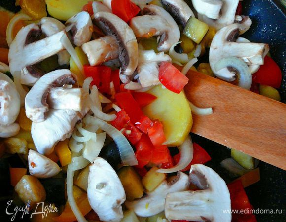 Картофель обжарить на хорошо разогретой сковороде с добавлением растительного масла(примерно 2 ст.л.),до легкого золотистого цвета(примерно минут 5),затем добавить овощи и чеснок.Шпинат пока не добавлять.Перемешать,подсолить,поперчить и на среднем огне обжаривать в течении 10минут.