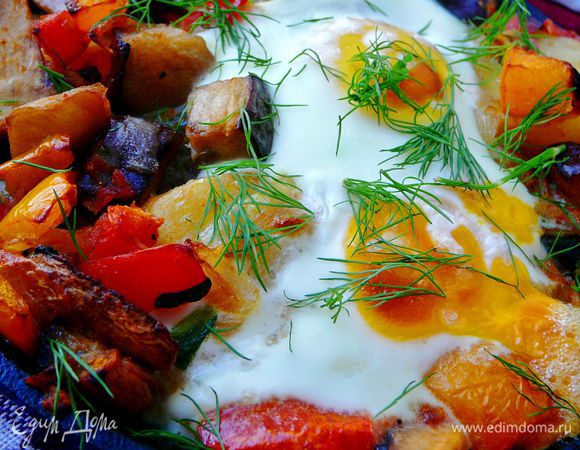 Затем выключить огонь,добавить резанный шпинат,выложить все в форму огнеупорную ,аккуратно разбить 2 яйца стараясь не повредить желток.Яйца подсолить.Отправить запекаться в заранее разогретую до 180 градусов,дополнительно включив функцию гриль до готовности яиц,минут на 5-10 все зависит от работы вашего гриля.Присыпать зеленью и подавать.