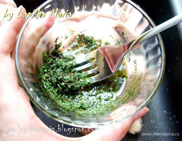 В мисочке смешаем сушенные травы и оливковое масло. В сочетание с маслом травы всегда начинают благоухать. 