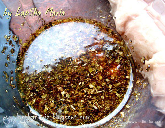 Смешаем все остальные ингредиенты для маринада: чеснок выдавим через пресс, добавим орегано и чабер, соевый соус и оливковое масло, капнем табаско и все хорошенько перемешаем.