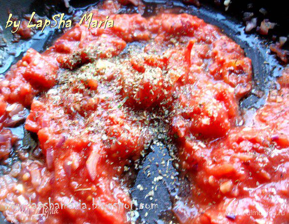 Затем добавим томаты, травы, соевый соус. Уменьшим огонь и оставим томиться на 15 минут. В процессе можно добавить немного водички, чтобы соус был не очень густым. 