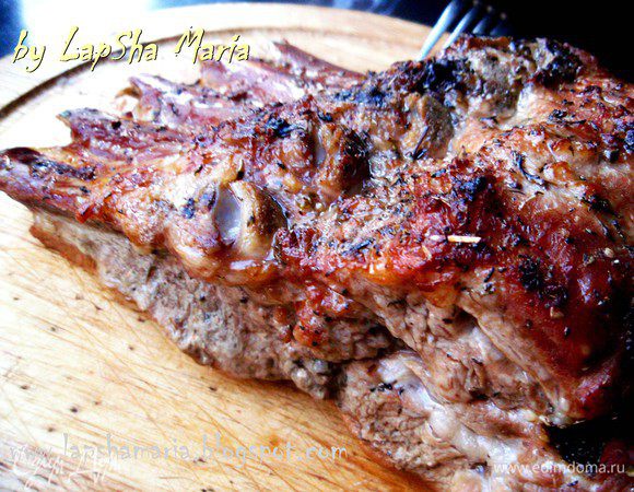 Готовые ребра нарезать по кости на 5 косточек. Внутри мясо будет ооочень сочным и мягким, а снаружи должна быть ароматная корочка.